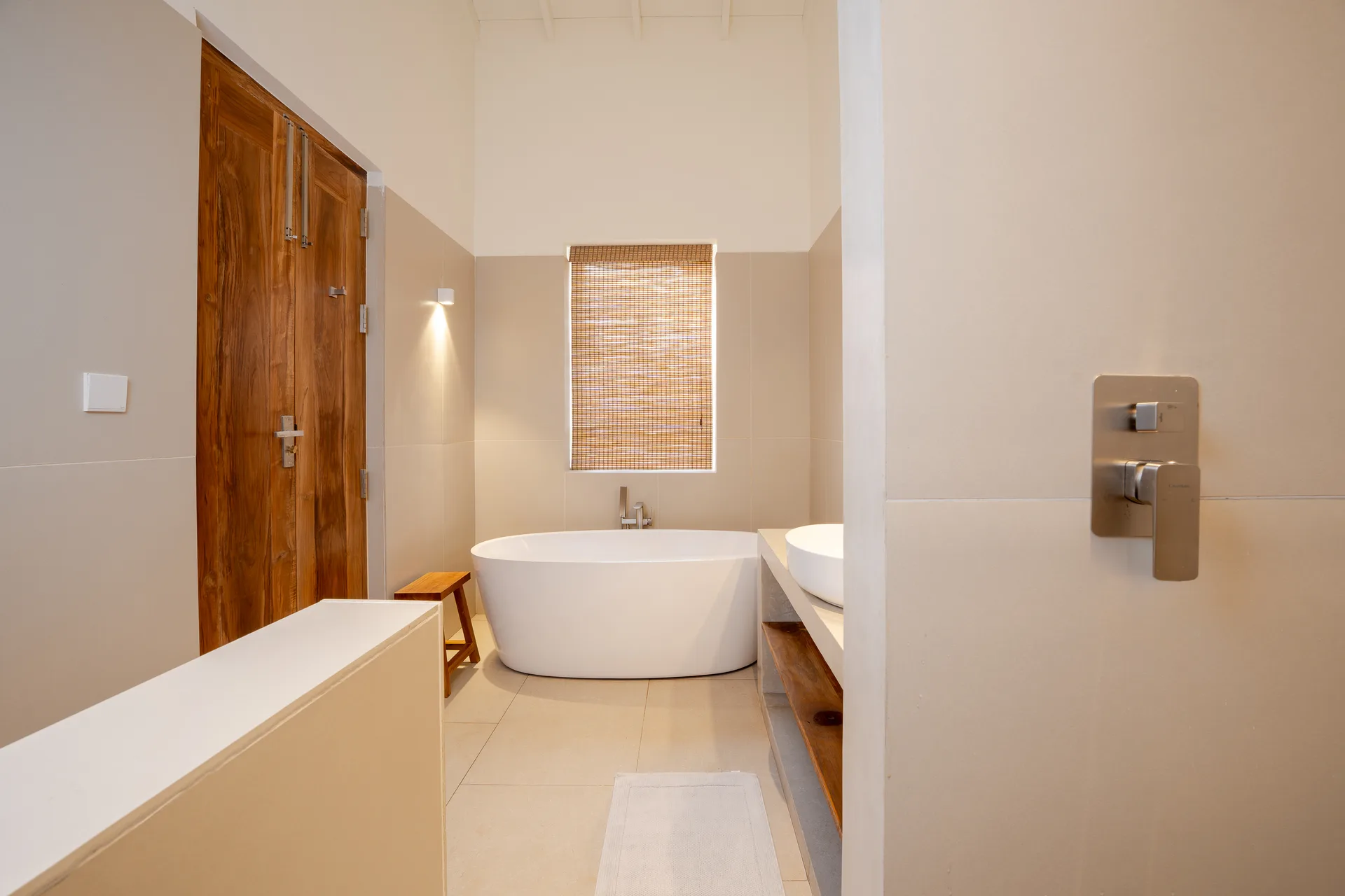 Thalpe Beach House - ensuite bathroom with freestanding tub